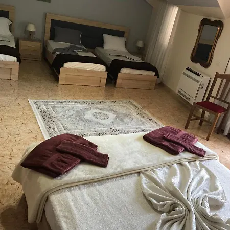 Maison Centre שקודר
